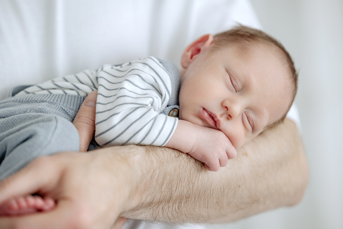 Neugeborenes Baby beim Fotoshooting in Heilbronn – liebevoll schlafend im Studio