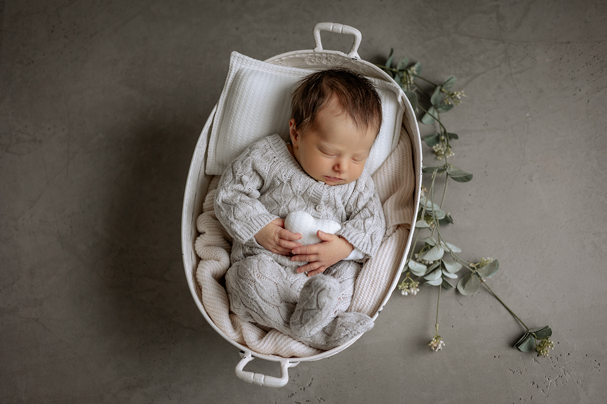 Neugeborenes Baby beim Fotoshooting Im Fotostudio in Heilbronn – liebevoll schlafend im Studio