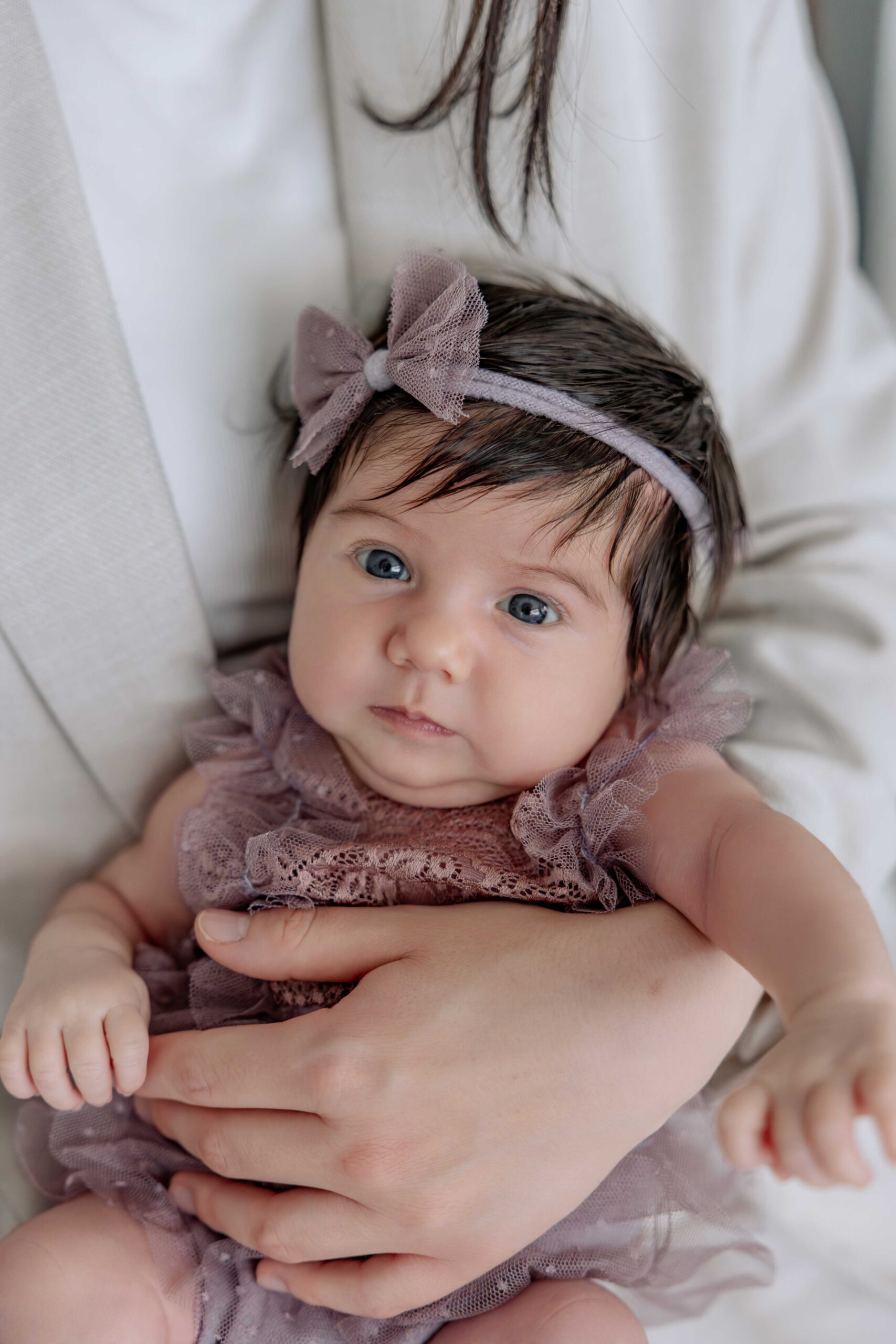 Newborn Baby Mädchen im Arm der Mutter beim Babyshooting in Heilbronn